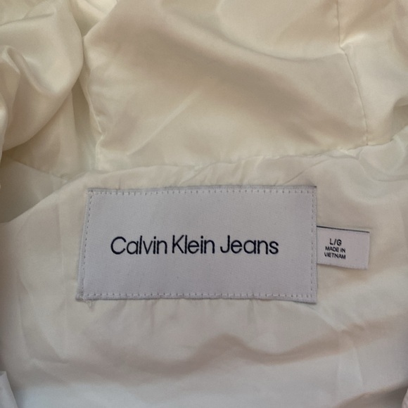 Calving Klein Jeans.Women's White Quilted Hooded Vest - Picture 7 of 9